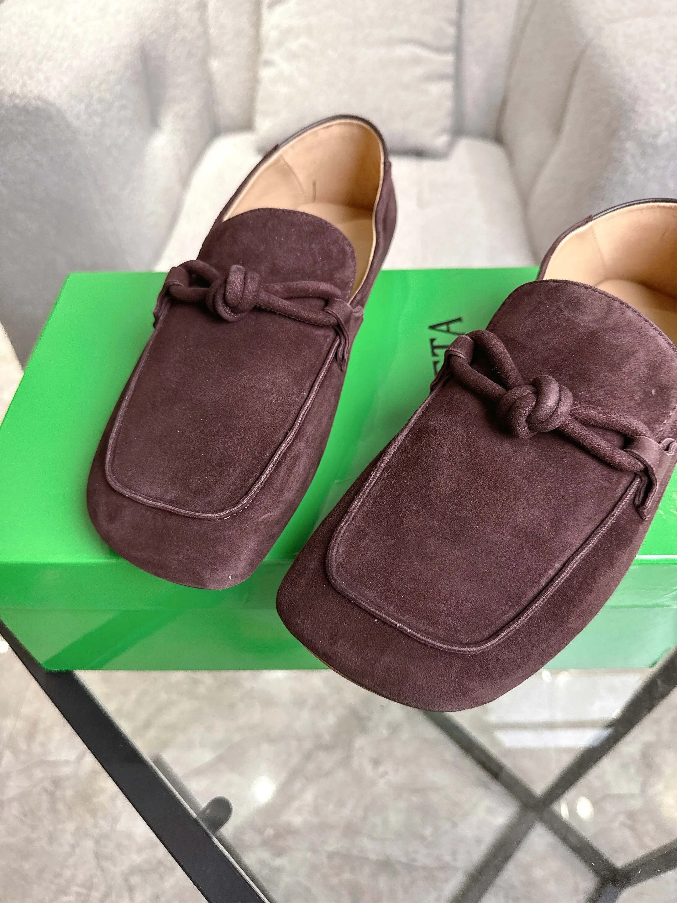 [BV] Top P: 800💰 Size: Women 35-39 (Customized for women 40) Men 39-44 (38.45 non-refundable) Bottega Veneta 2025 Autumn Counter Synchronized Couple Style Bottega Veneta Square Toe Flats Original 1:1 material selection, genuine leather outsole! A one-to-one replica of the original! quality assurance!
